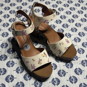 Lucky Brand Trisa White Floral Block Heel Sandals, Size 7